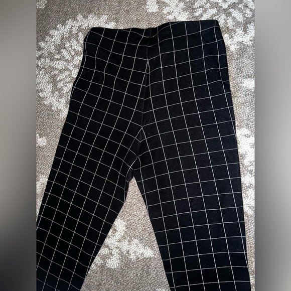 đź–¤Express stretches, size XS, black and white stripe plaid design đź–¤ - Picture 8 of 10